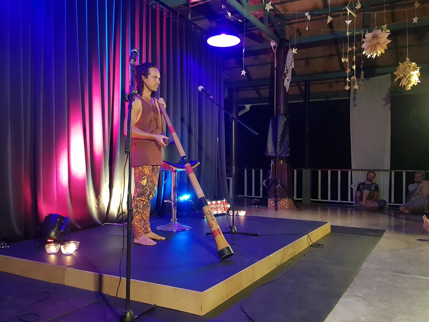 Oliv on stage with the didgeridoo